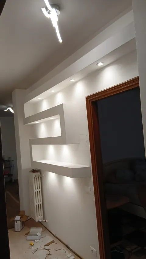 Hol cu nișe iluminate și corp de iluminat LED pe tavan