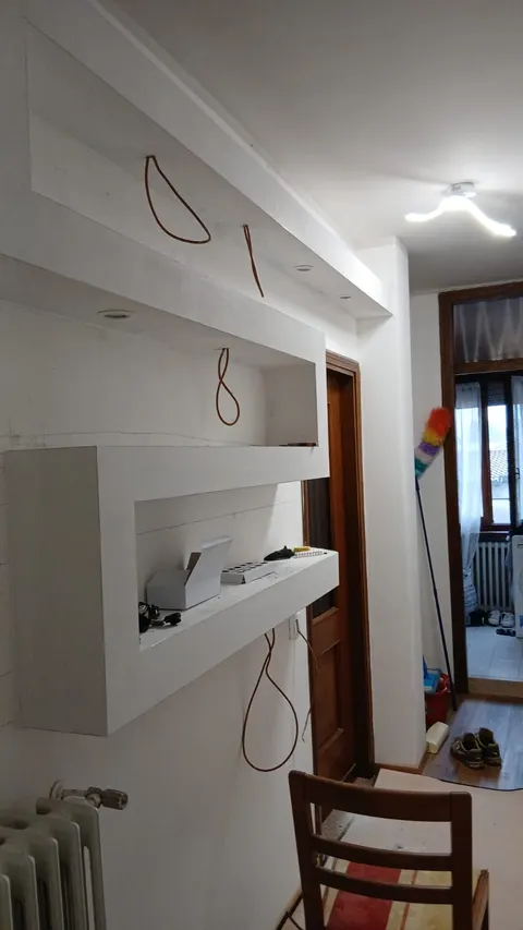 Nișe din gips-carton în lucru, cu cablurile pregătite pentru spoturi