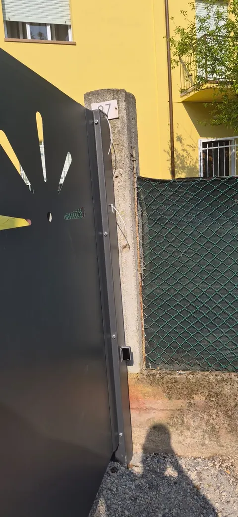 Detaliu al canatului porții, cu decupaj decorativ