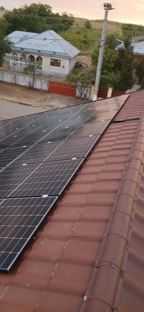 Vedere laterală a panourilor fotovoltaice pe acoperiș