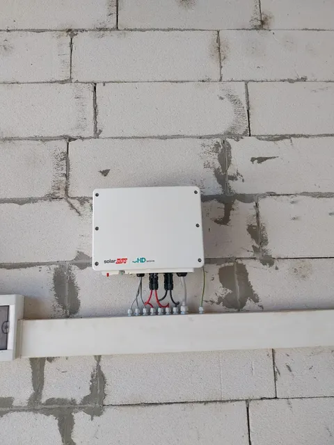 Invertor SolarEdge HD-Wave cu cablurile conectate