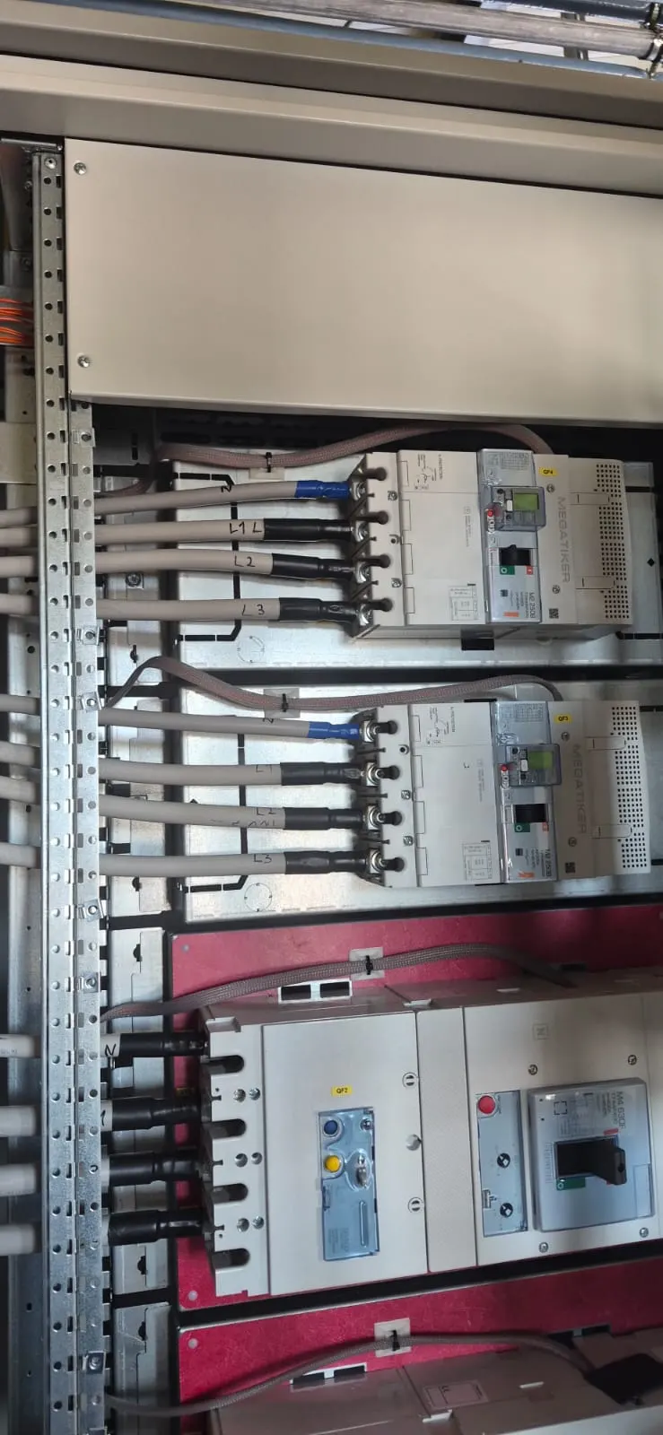 Cablare ordonată într-un tablou electric de putere executat de FLUKY