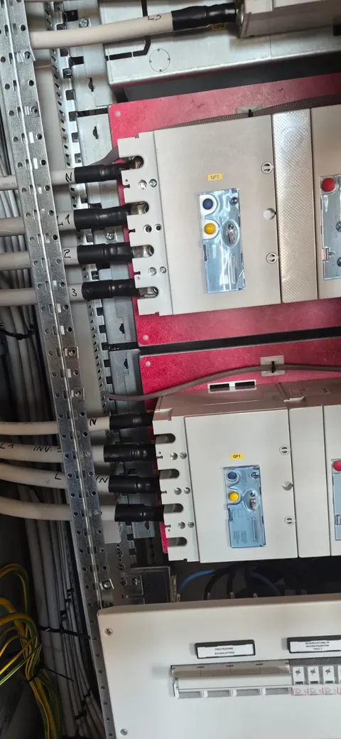 Detaliu al conexiunilor pe întrerupătoarele unui tablou electric
