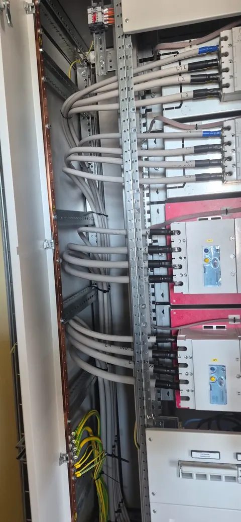 Trasee de cabluri în interiorul unui tablou electric de putere