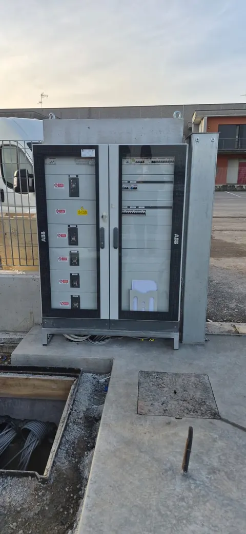 Tablou electric ABB de exterior, montat pe fundație