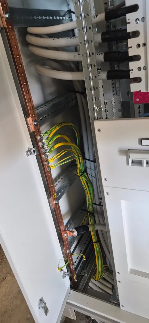Bara de împământare cu conductori galben-verde în tablou
