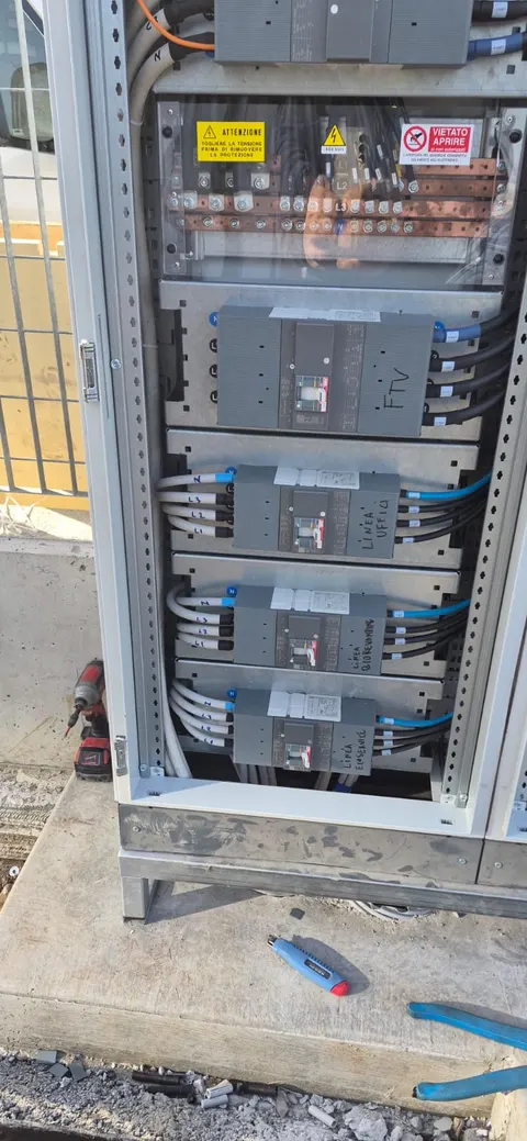Întrerupătoare de putere montate în tablou, cu cablurile conectate