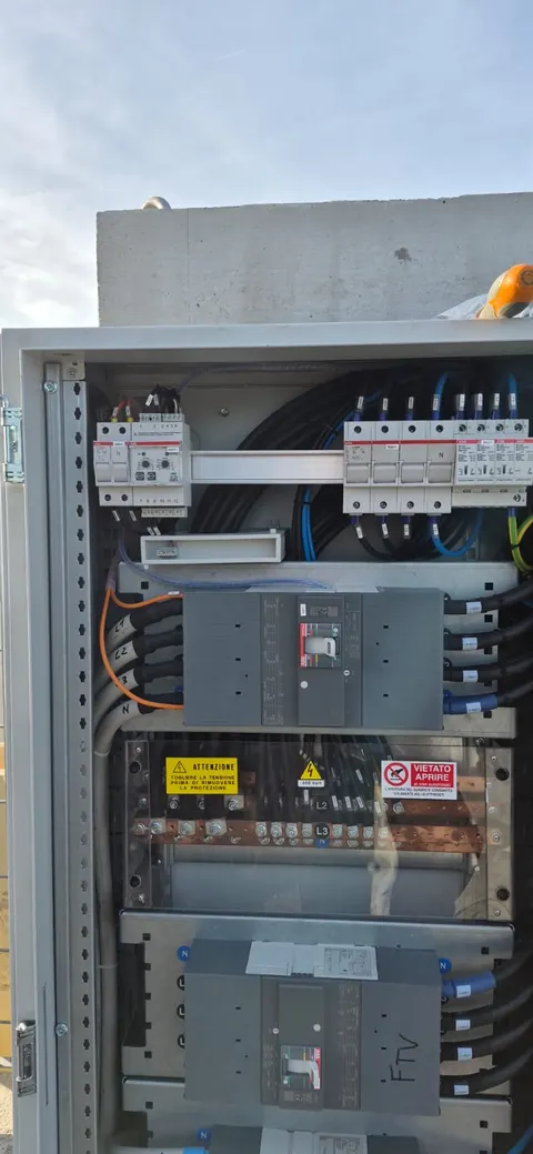 Tablou electric cu protecții, bare de cupru și etichete de avertizare